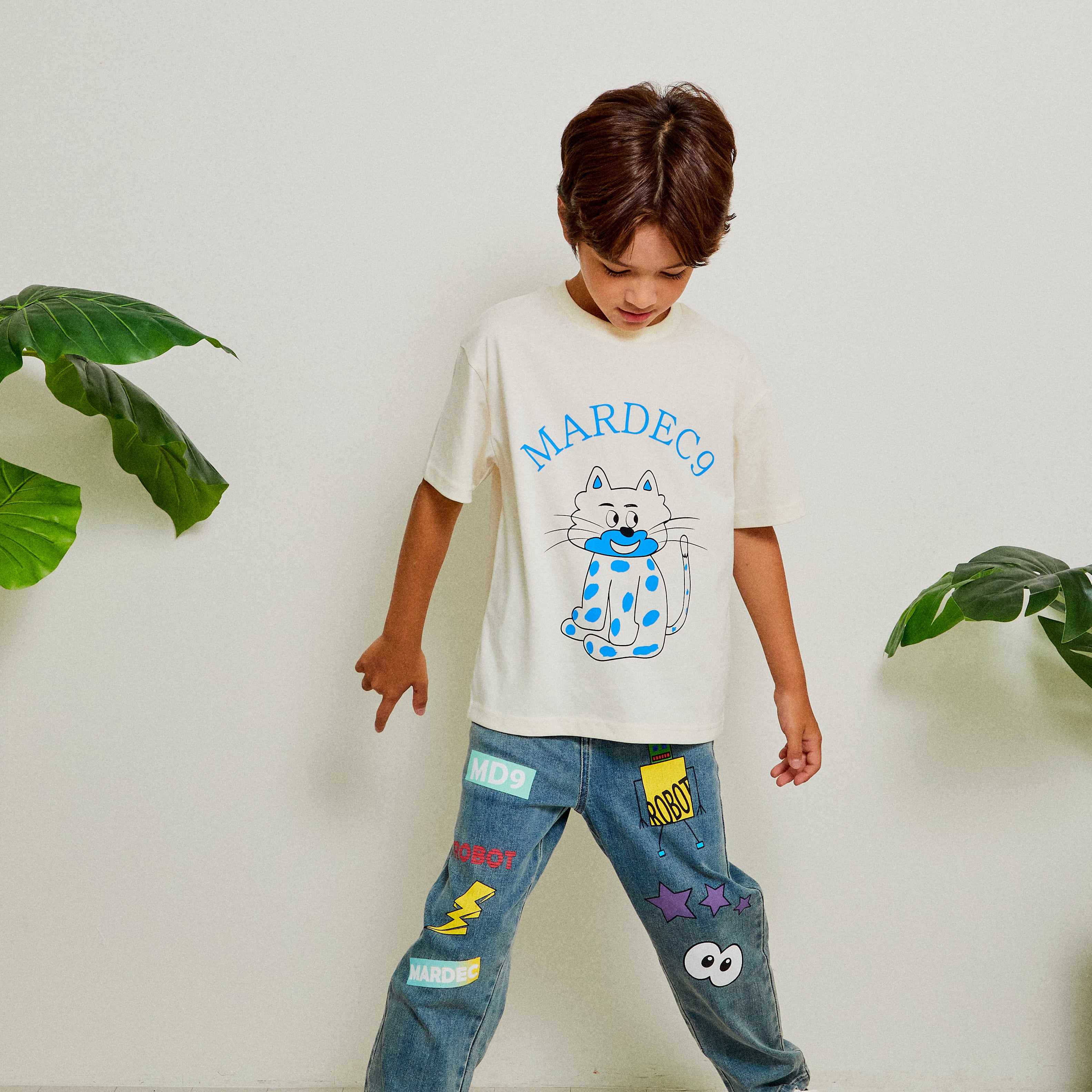 Funny Cat T-shirt & Robot and Friends Jeans - Your Go-To for Fun Fashion